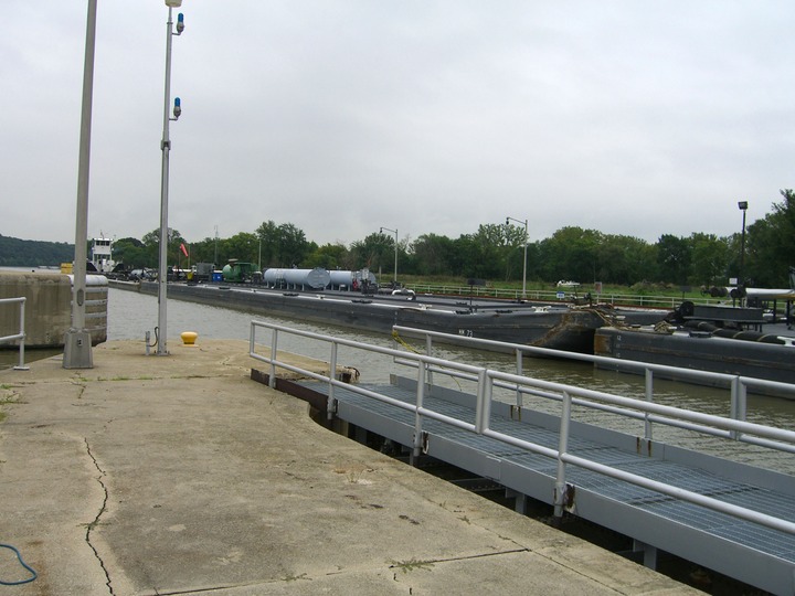 03 Nudging the Tow into the Lock.